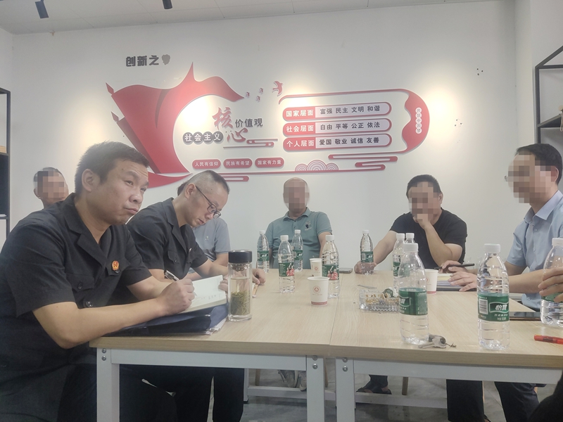 法官组织各方开展调解.jpg
