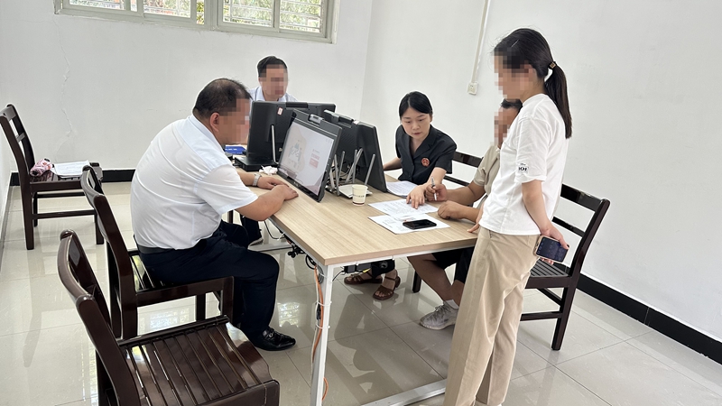 法官为当事人进行司法确认.jpg